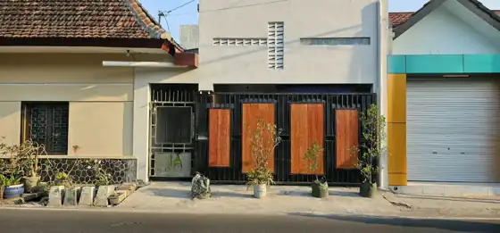 Gerbang besi dengan panel kayu