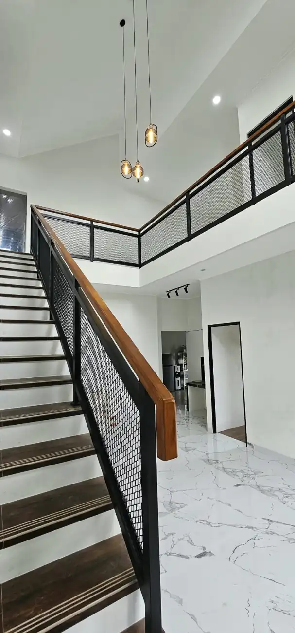 Tangga dan railing besi dengan mesh dan handrail kayu karya Widyasmoro