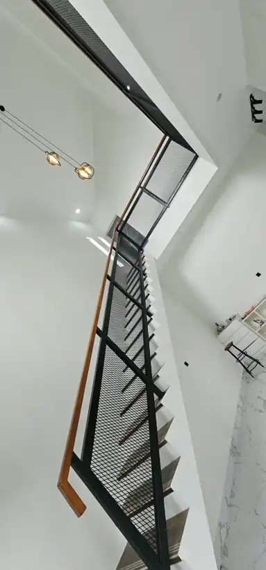 Railing tangga besi dengan mesh